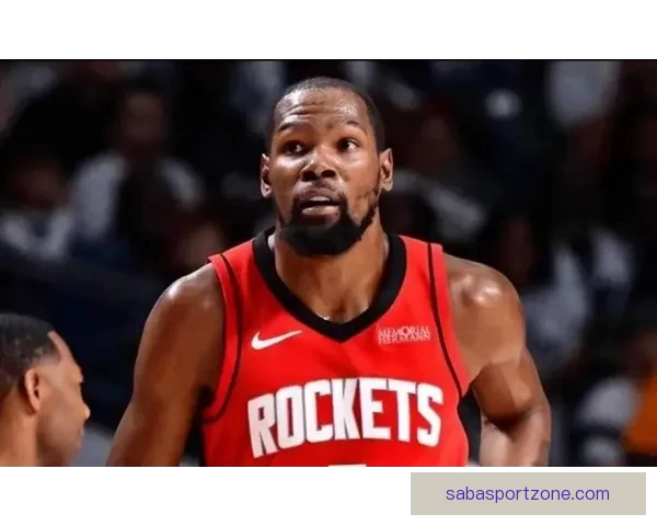 火箭众将庆祝胜利朝杜兰特泼水 乌度卡将比赛用球赠送阿杜